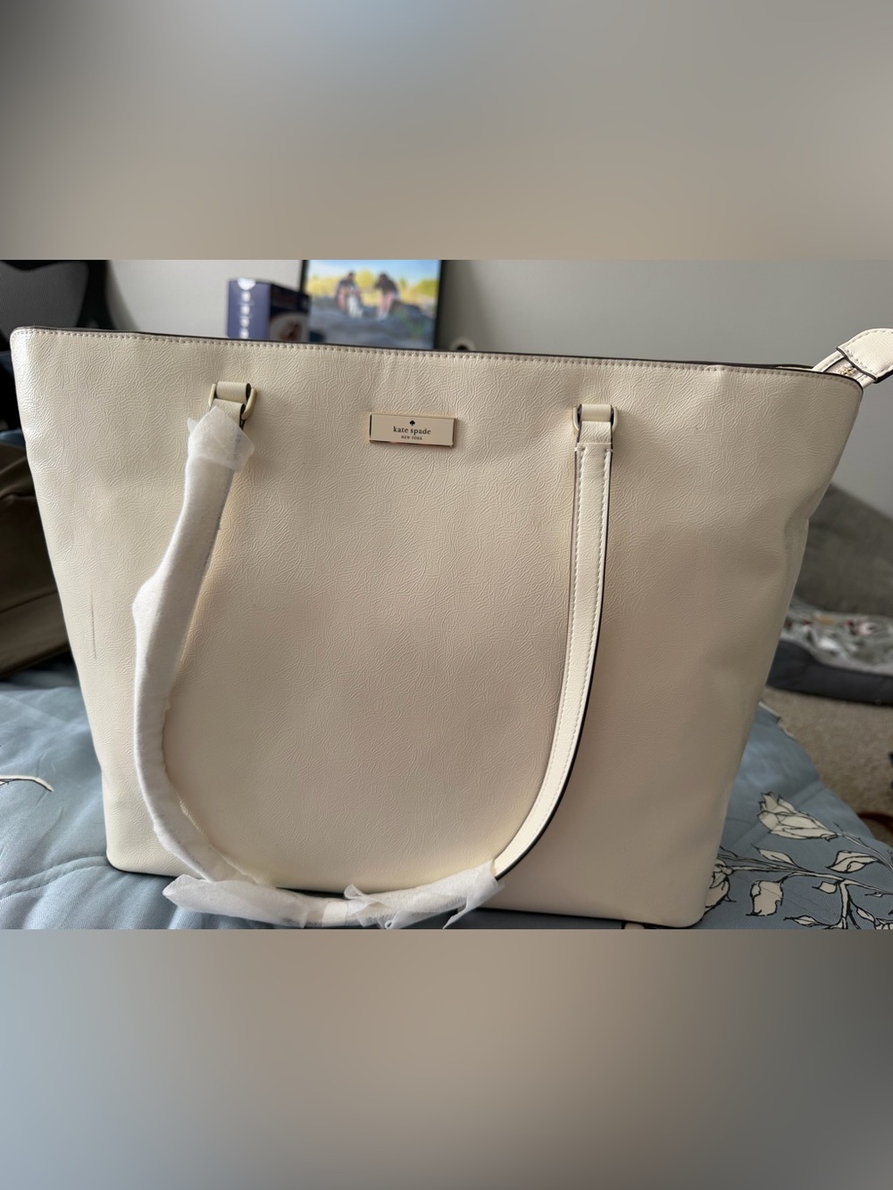 kate spade cream tote with gold plaque